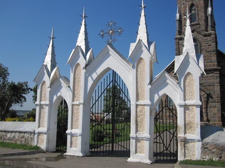 Костел св. Казимира: брама и ограда