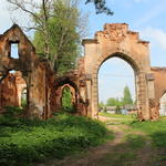 Усадьба Чапских: брама и сторожка (Станьково), май 2013