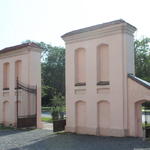 Костел Троицкий: брама (Ружаны), июль 2012