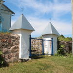 Церковь Казанской иконы Богоматери: брама и ограда (Бережно), май 2016