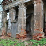 Усадьба Моравских: часовня-усыпальница (Заушье), май 2013